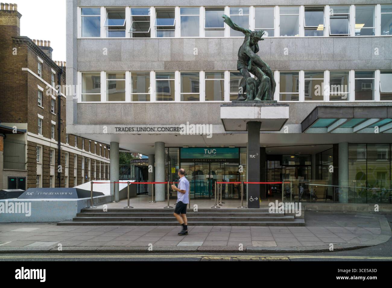 TUC HQ, Congress House, a Londra con il bronzo The Spirit of Brotherhood di Bernard Meadows. Foto Stock