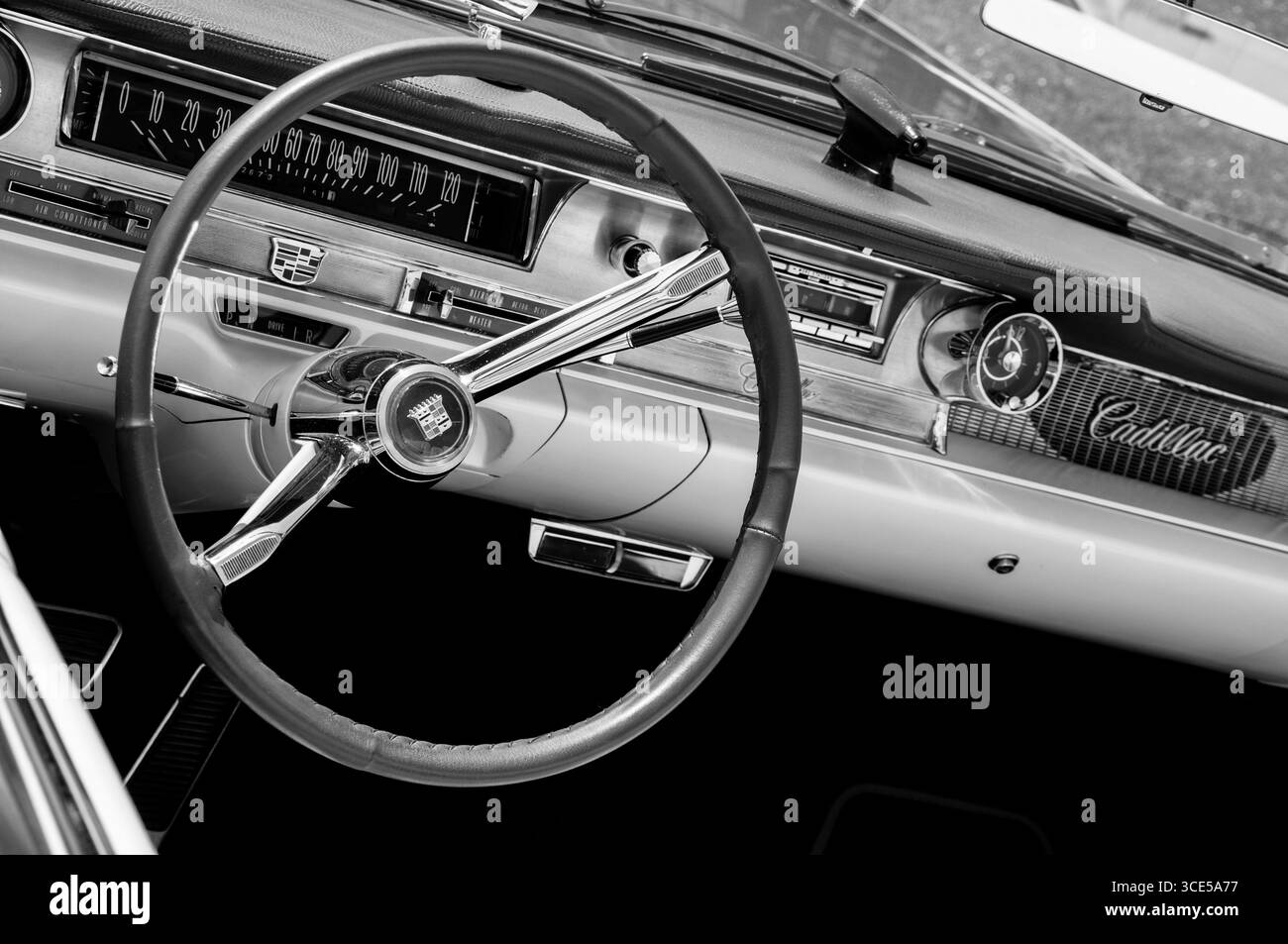 Fotografia in bianco e nero del cruscotto e del volante di una classica Cadillac convertibile Foto Stock