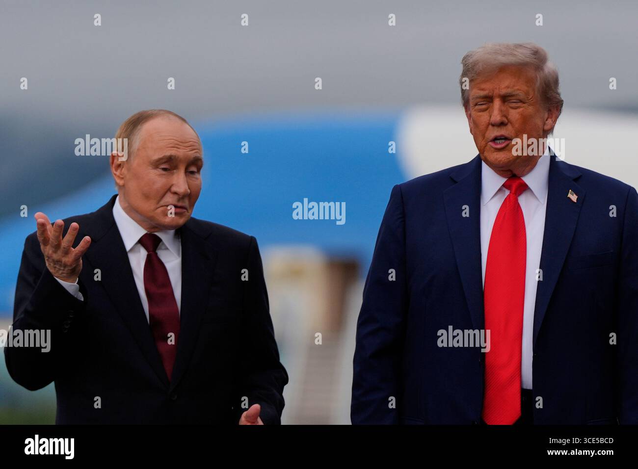 President Donald Trump greets Russia's President Vladimir Putin Friday, Aug. 15, 2025, at Joint Base Elmendorf-Richardson, Alaska. (AP Photo/Julia Demaree Nikhinson) Foto Stock
