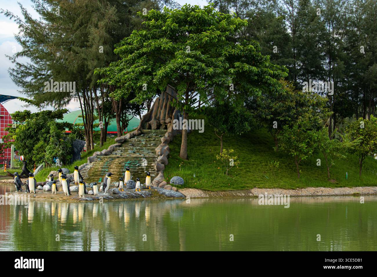 Gruppo di statue di pinguini a grandezza naturale splendidamente realizzato per la decorazione a tema del parco divertimenti Foto Stock