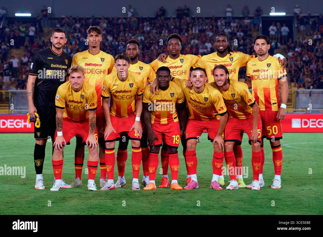 Lecce, Italia. 15 agosto 2025. La squadra di Lecce USA schiera durante la partita US Lecce vs SS Juve Stabia, Coppa Italia di calcio italiana a Lecce, Italia, 15 agosto 2025 Credit: Independent Photo Agency/Alamy Live News Foto Stock