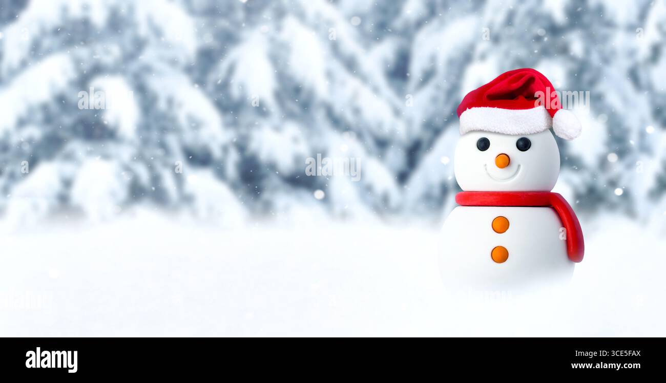 Pupazzo di neve in cappello di Babbo Natale rosso sullo sfondo della foresta invernale Foto Stock
