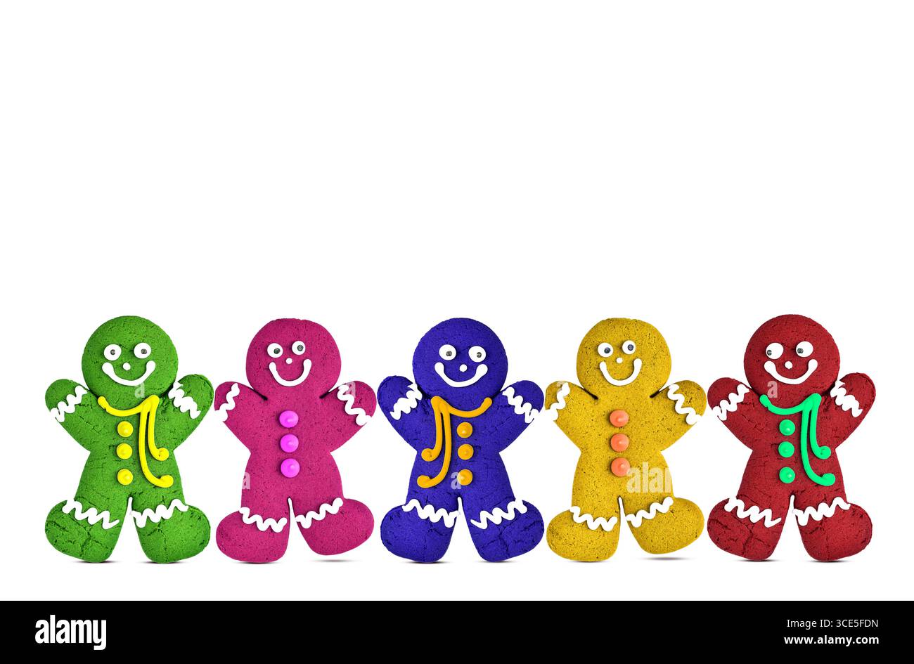 Un gruppo di biscotti multicolore Happy Gingerbread si allinea su sfondo bianco, inclusività e concetto di accettazione Foto Stock