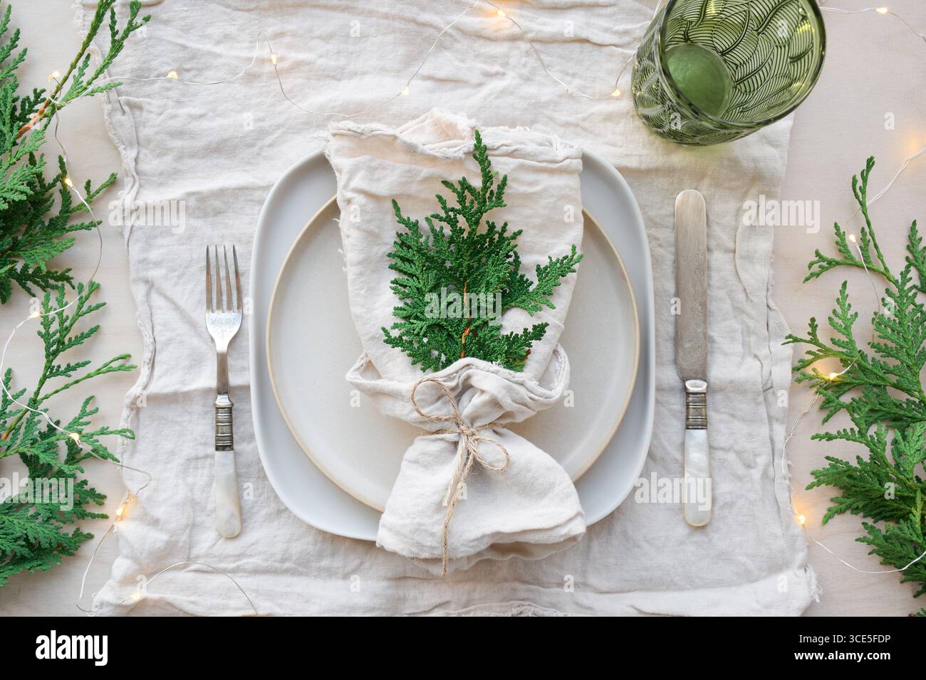 Piatto con tovaglioli di lino naturel decorati per la cena di Natale Foto Stock
