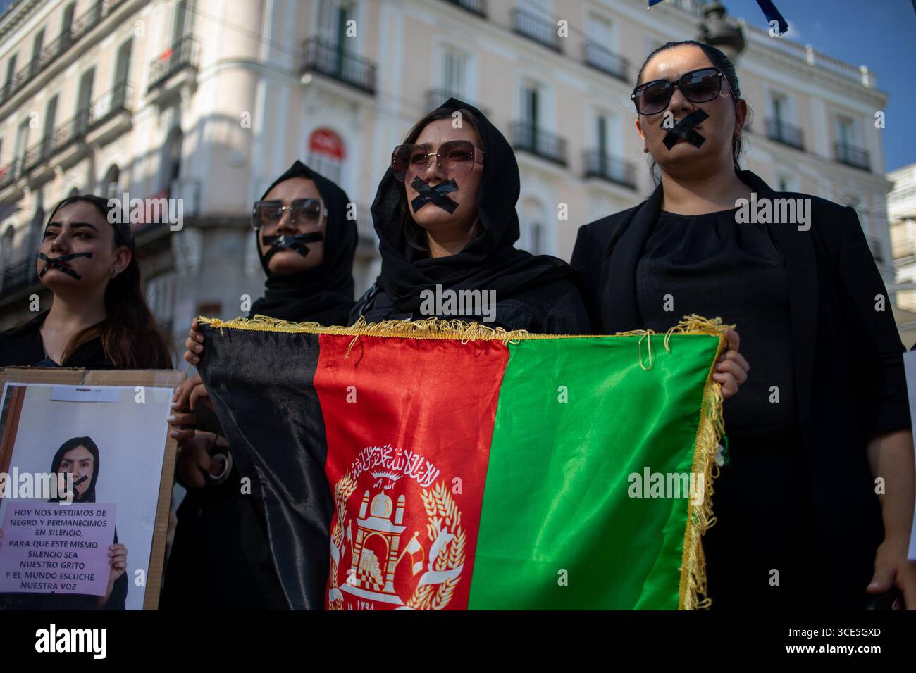 Madrid, Spagna. 15 agosto 2025. Raduno alla Puerta del Sol di Madrid per i diritti delle donne afghane. Il 15 agosto ricorre il quarto anniversario della cattura di Kabul da parte dei talebani, un evento che ha segnato il loro ritorno al potere in Afghanistan dopo il ritiro delle truppe statunitensi e della NATO. Da allora, la situazione del paese ha subito un drastico declino, soprattutto in termini di diritti umani. Crediti: D. Canales Carvajal/Alamy Live News Foto Stock