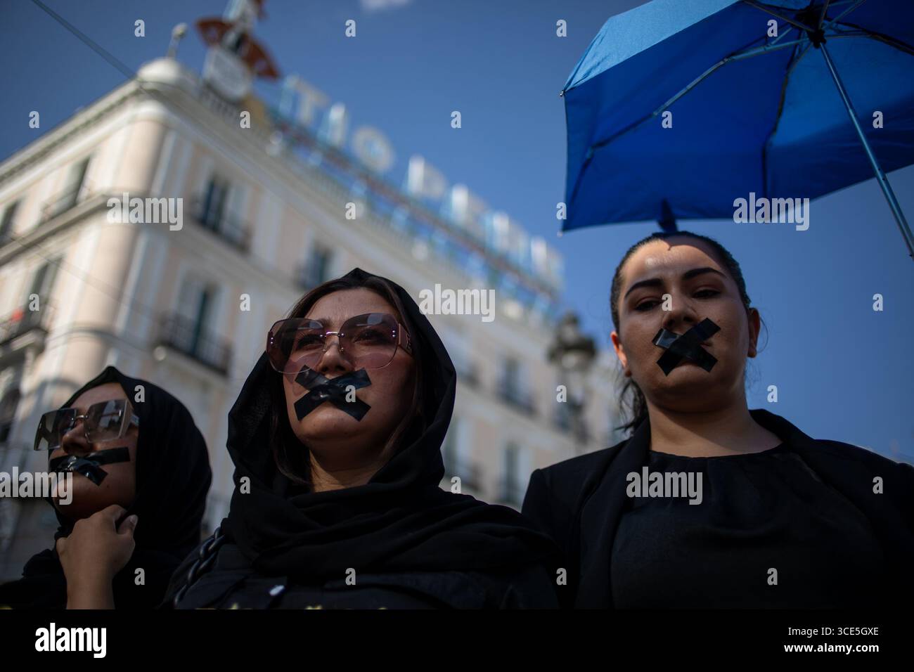 Madrid, Spagna. 15 agosto 2025. Raduno alla Puerta del Sol di Madrid per i diritti delle donne afghane. Il 15 agosto ricorre il quarto anniversario della cattura di Kabul da parte dei talebani, un evento che ha segnato il loro ritorno al potere in Afghanistan dopo il ritiro delle truppe statunitensi e della NATO. Da allora, la situazione del paese ha subito un drastico declino, soprattutto in termini di diritti umani. Crediti: D. Canales Carvajal/Alamy Live News Foto Stock