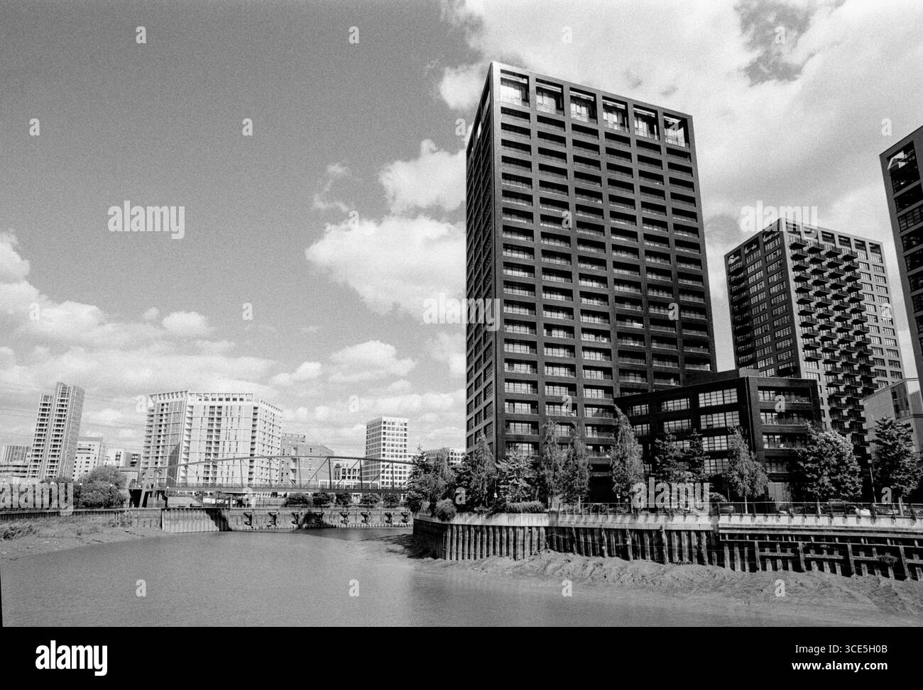 Il nuovo complesso di appartamenti London City Island e Bow Creek, con vista su Canning Town, Londra Regno Unito Foto Stock