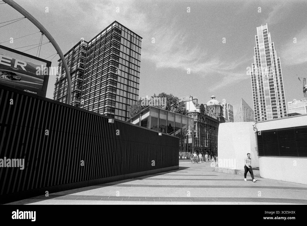 Rotatoria di Old Street, Londra EC1, Regno Unito, con l'ingresso della stazione della metropolitana e gli appartamenti recentemente ristrutturati, che guardano verso City Road Foto Stock
