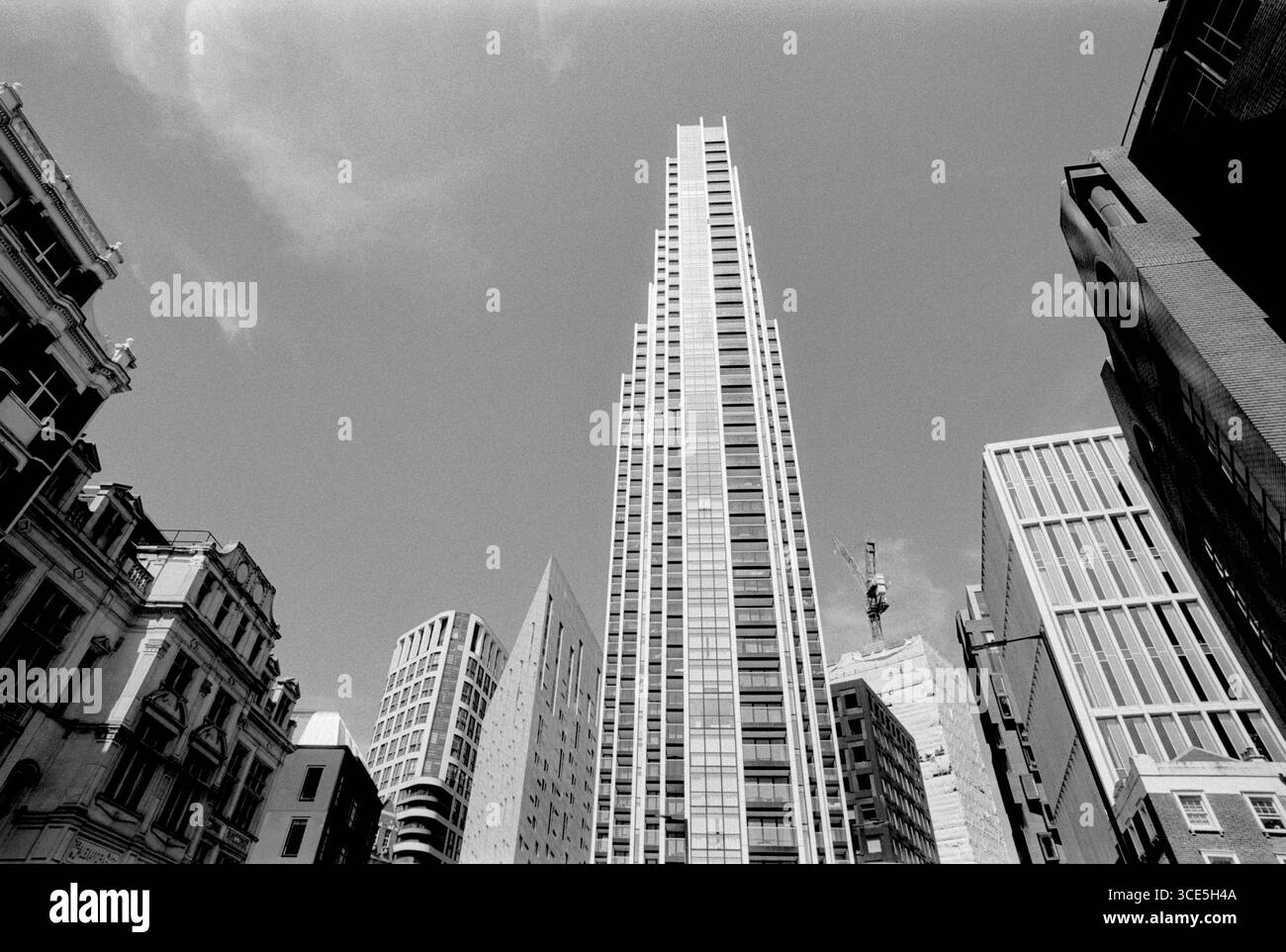 L'Atlas Building e gli appartamenti circostanti su City Road, Londra Regno Unito, in bianco e nero, che guardano verso l'alto Foto Stock