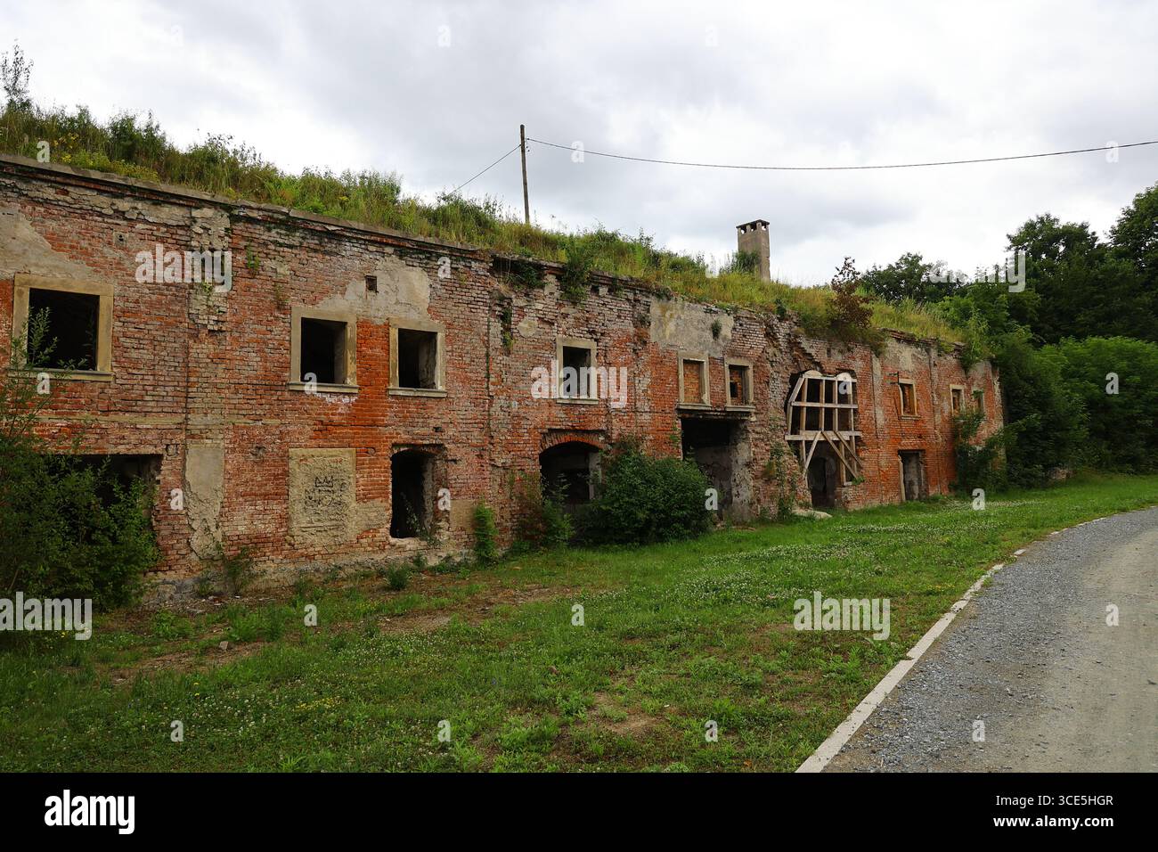 Rovine e caserme restaurate nella fortezza di Owcza Góra a Kłodzko, Polonia Foto Stock