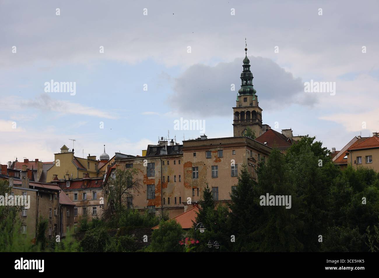 Skyline storico di Kłodzko, Polonia, con edifici della città vecchia e la torre della Chiesa dell'assunzione Foto Stock