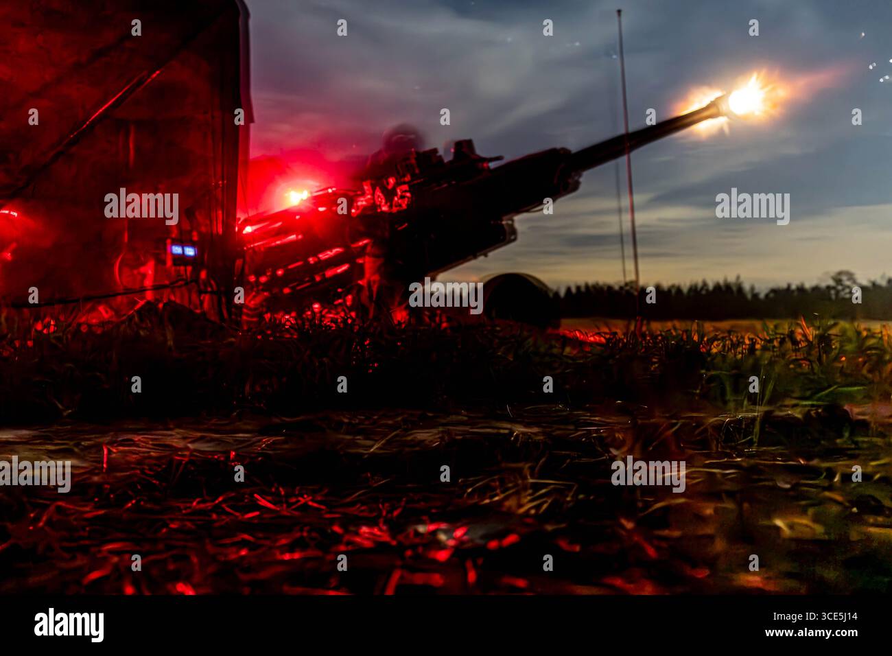 Fort Bragg, North Carolina, Stati Uniti. 30 luglio 2025. Un equipaggio di cannoni assegnato alla 2nd Section, 1st Platoon, C Battery, 3rd Battalion, 329th Airborne Field Artillery Regiment Gun Devils, 82nd Airborne Division Artillery, spara un obice da 155 mm trainato M777 durante un fuoco notturno, come parte di Devil Avalanche, a Fort Bragg, North Carolina, 30 luglio 2025. Gun Devils offre fuochi tempestivi e accurati a supporto delle forze di manovra, dimostrando precisione, velocità e coordinazione per dominare il campo di battaglia. (Credit Image: © US Army/ZUMA Press Wire) SOLO PER USO EDITORIALE! Non per USO commerciale! Foto Stock