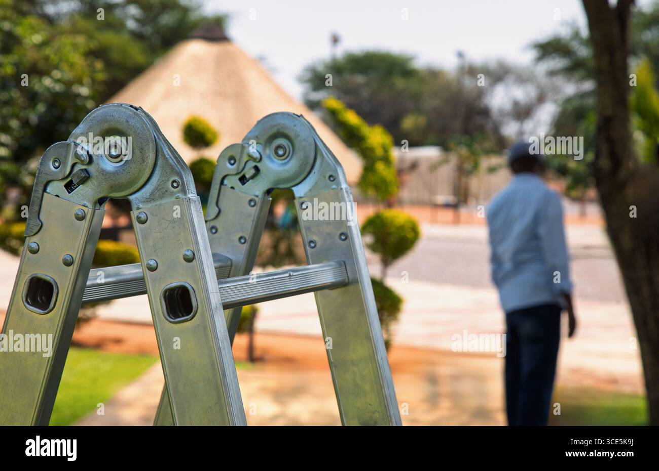 Scala pieghevole autobloccante multiuso, scala combinata in alluminio Scala con telaio A doppio lato, all'aperto in giardino pronta per le riparazioni Foto Stock
