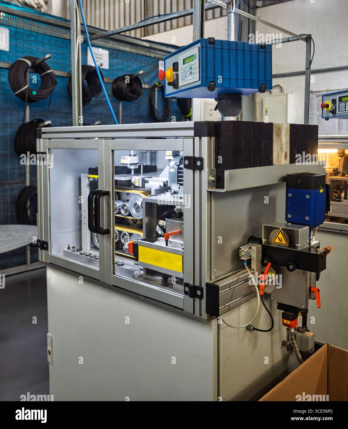 Tagliatrice per tubi ondulati, cablaggio automobilistico fabbrica di cablaggi elettrici per auto , circuito elettrico automatico Foto Stock