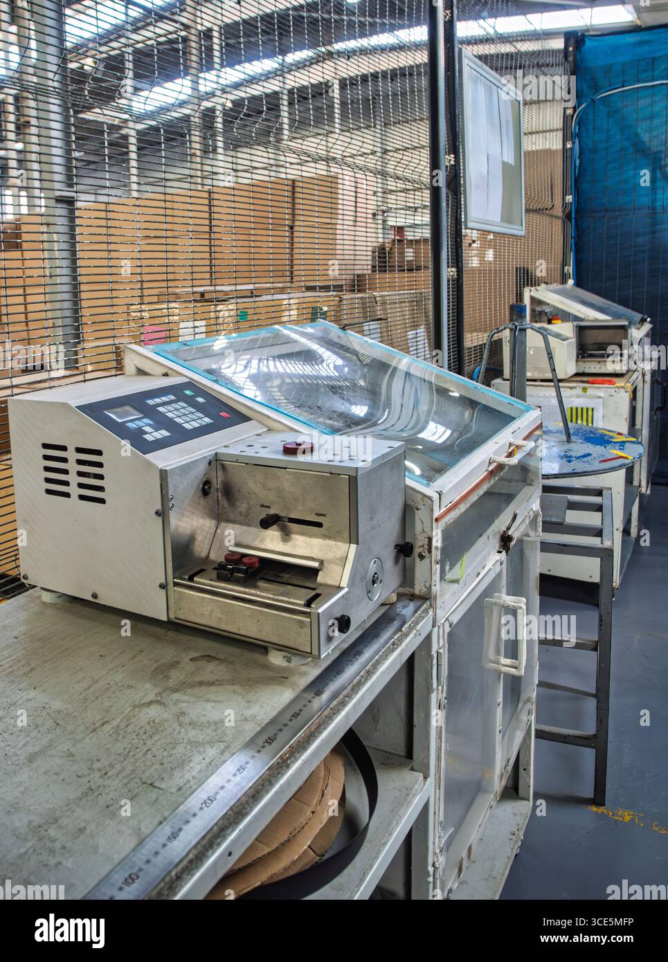 Tagliatrice di filo tagliato, cavo, materiale rotondo, tubi, nastro piatto e cavo GOF in fibra ottica di vetro, cablaggio automobilistico, arnesse elettriche per auto Foto Stock