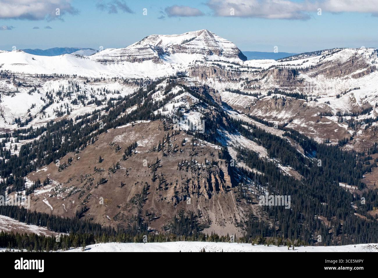 Vista panoramica della catena montuosa Teton nelle Montagne Rocciose, con cime e creste innevate. Foto Stock