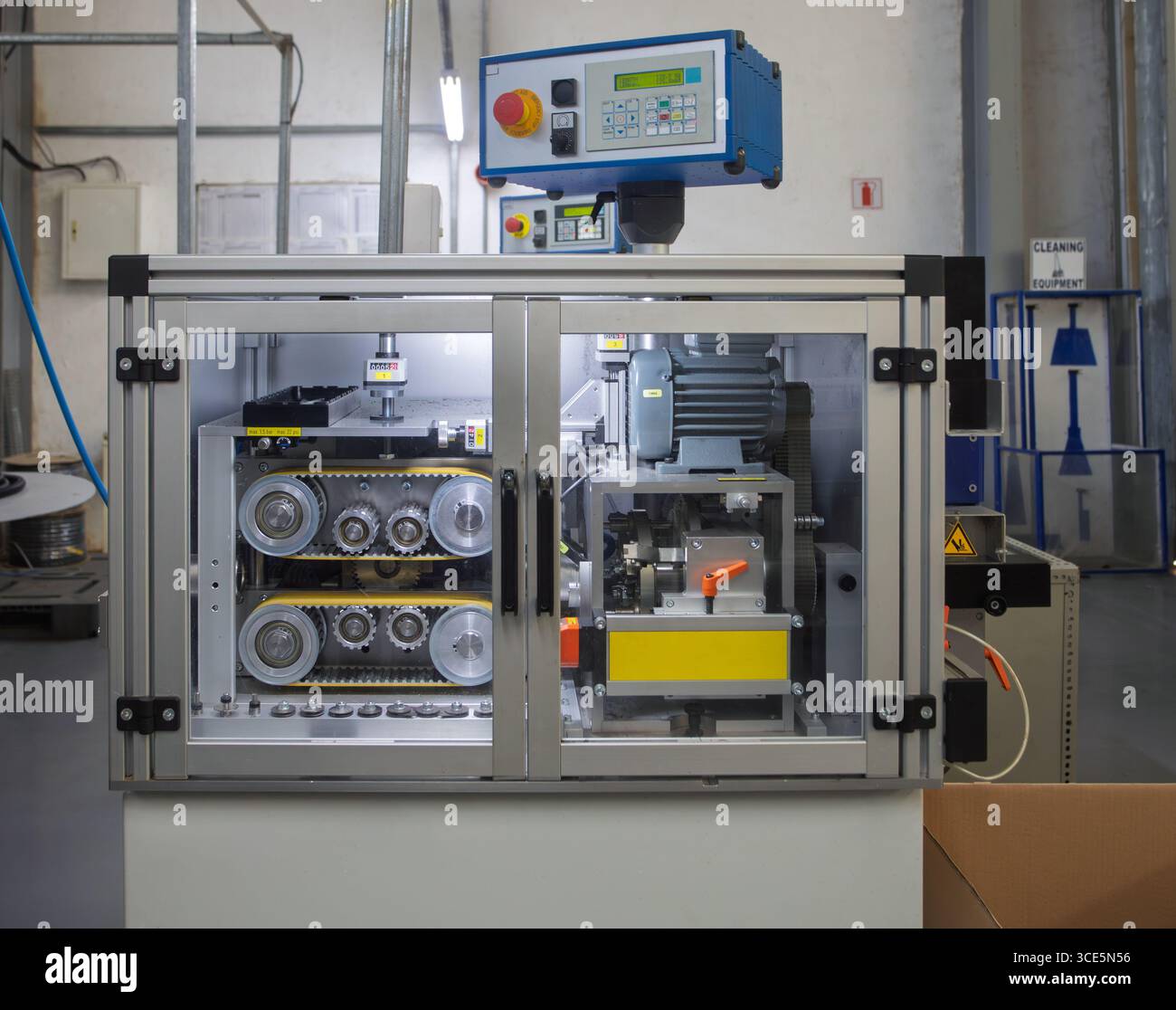 Tagliatrice per tubi ondulati, cablaggio automobilistico fabbrica di cablaggi elettrici per auto , circuito elettrico automatico Foto Stock