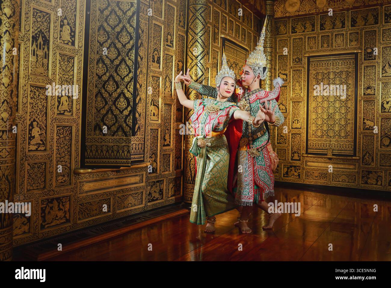 Due ballerini che eseguono una classica esibizione di danza Khon mascherata tailandese in un tempio, la Thailandia Foto Stock