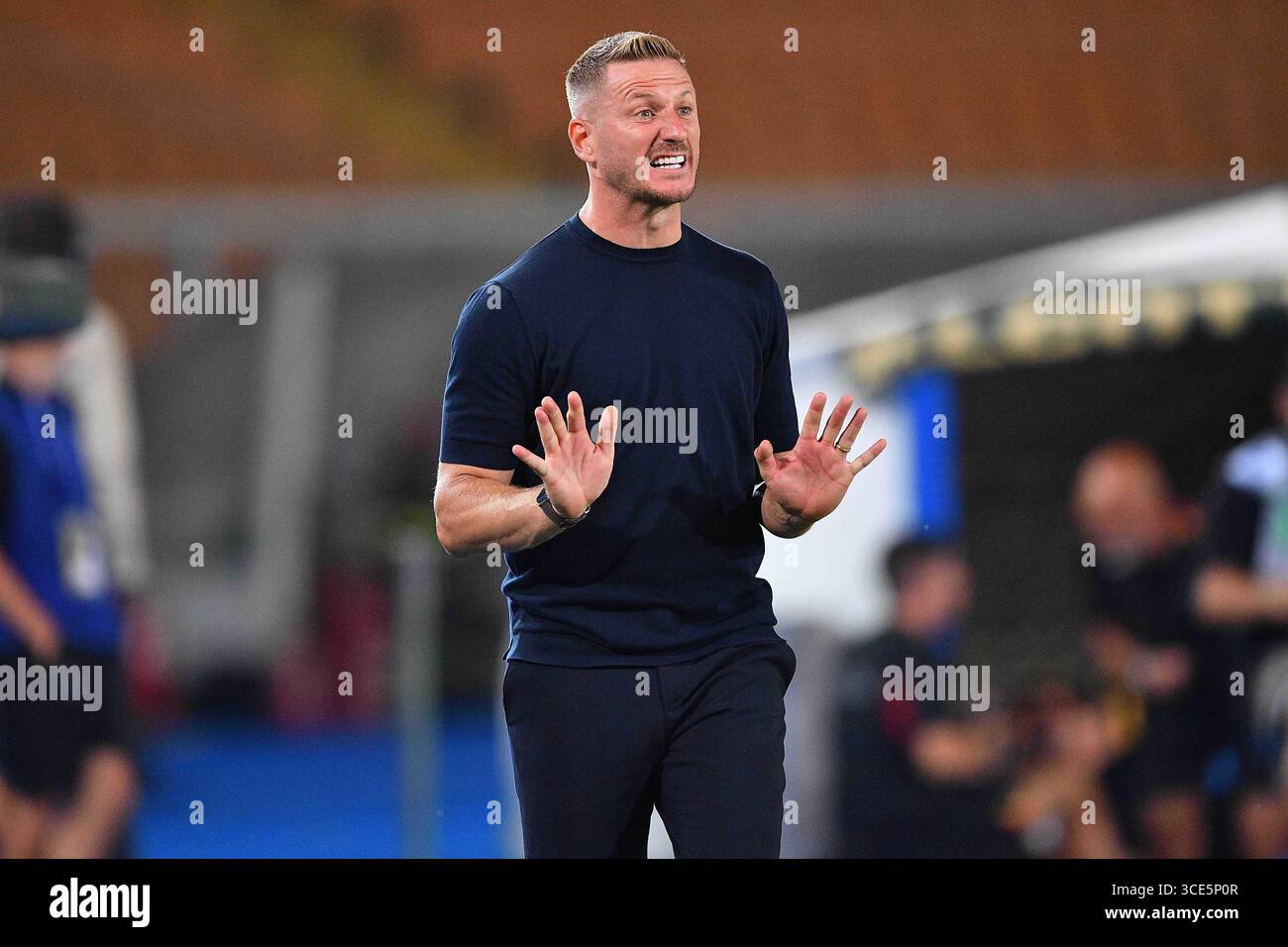 Lecce, Italia. 15 agosto 2025. Ignazio Abate gesti-reagisce durante la 32a Coppa Italia Freccia Rossa partita di calcio tra US Lecce e SS Juve Stabia allo Stadio via del Mare di Lecce, Italia, venerdì 15 agosto 2025. (Immagine di credito: © Giovanni Evangelista/LaPresse) credito: LaPresse/Alamy Live News Foto Stock