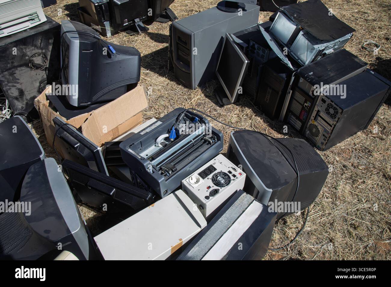 Rifiuti di apparecchiature elettroniche , informatiche ed elettriche , rifiuti elettronici , grandi preoccupazioni in Africa , consistono in prodotti elettrici ed elettronici usati e scartati Foto Stock