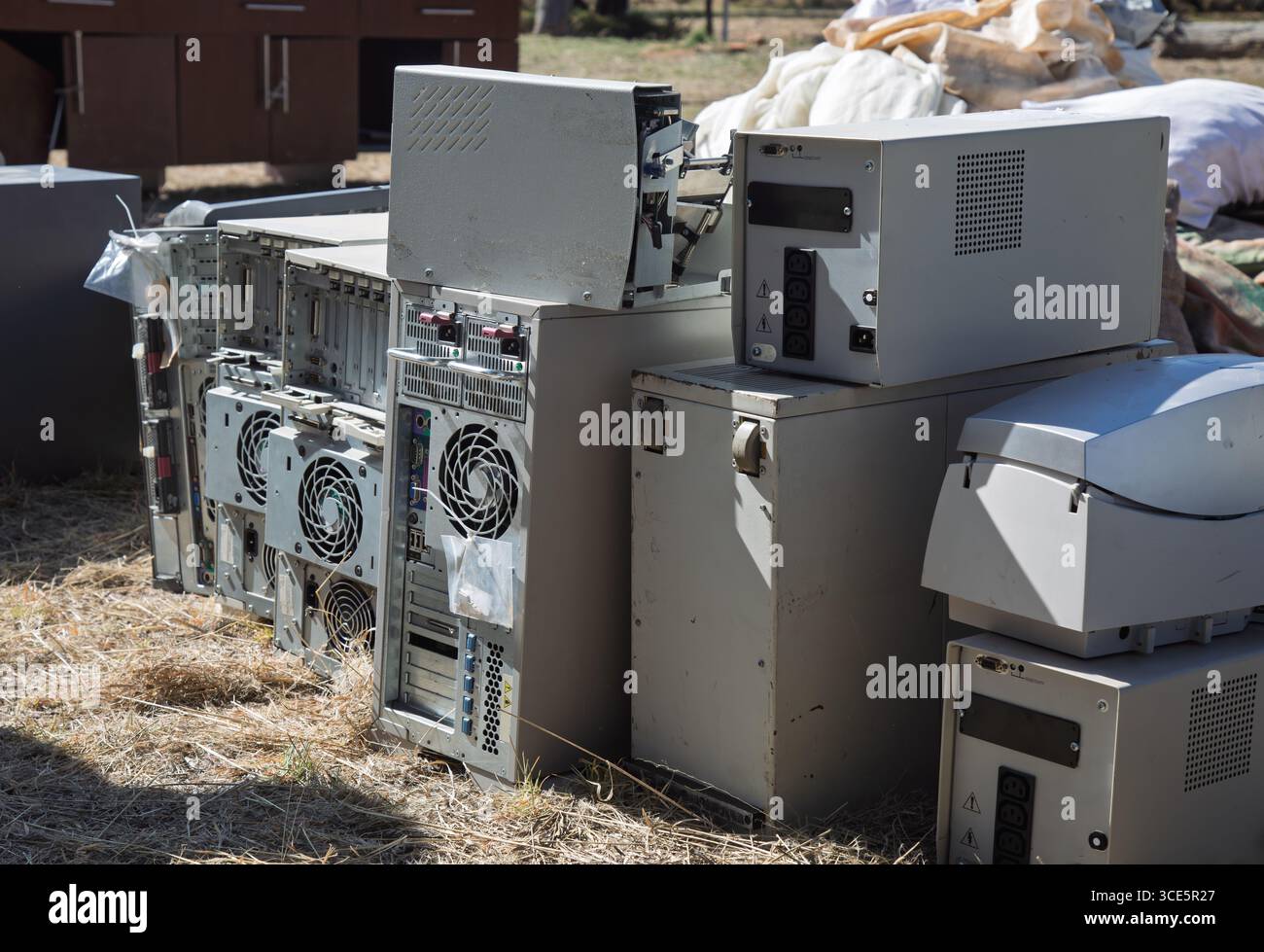 Rifiuti di apparecchiature elettroniche , informatiche ed elettriche , rifiuti elettronici , grandi preoccupazioni in Africa , consistono in prodotti elettrici ed elettronici usati e scartati Foto Stock