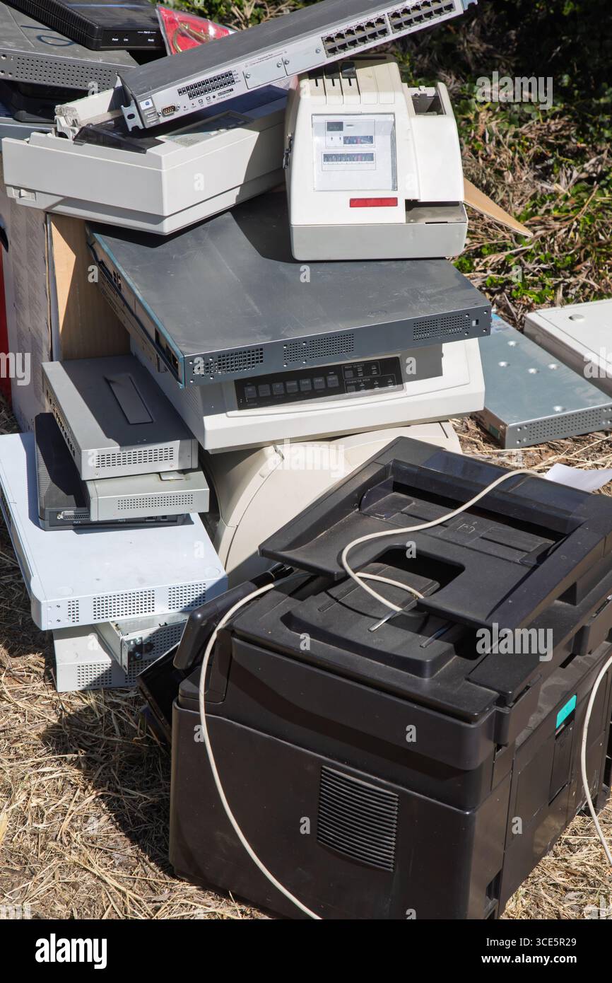 Rifiuti di apparecchiature elettroniche , informatiche ed elettriche , rifiuti elettronici , grandi preoccupazioni in Africa , consistono in prodotti elettrici ed elettronici usati e scartati Foto Stock