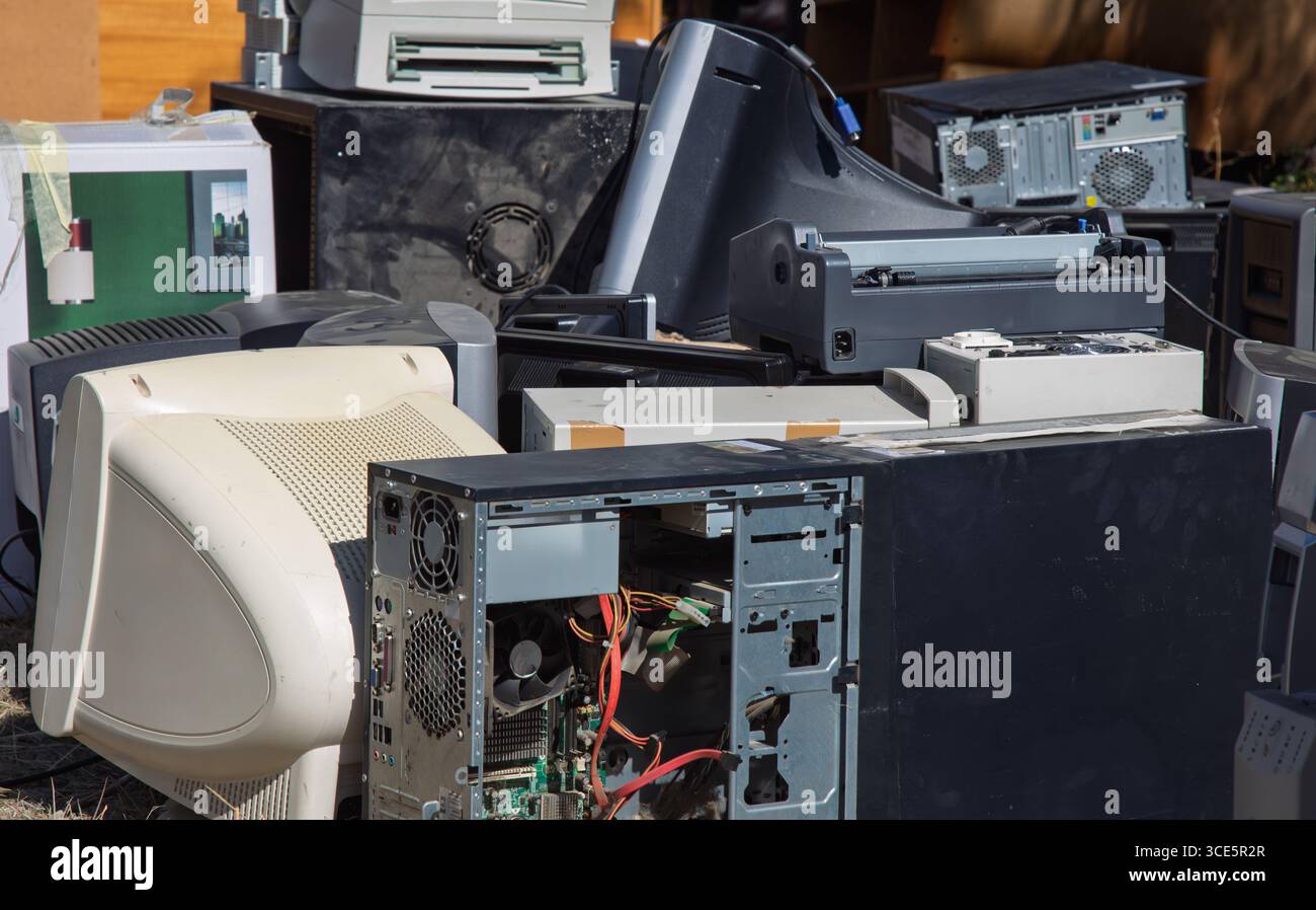 Rifiuti di apparecchiature elettroniche , informatiche ed elettriche , rifiuti elettronici , grandi preoccupazioni in Africa , consistono in prodotti elettrici ed elettronici usati e scartati Foto Stock