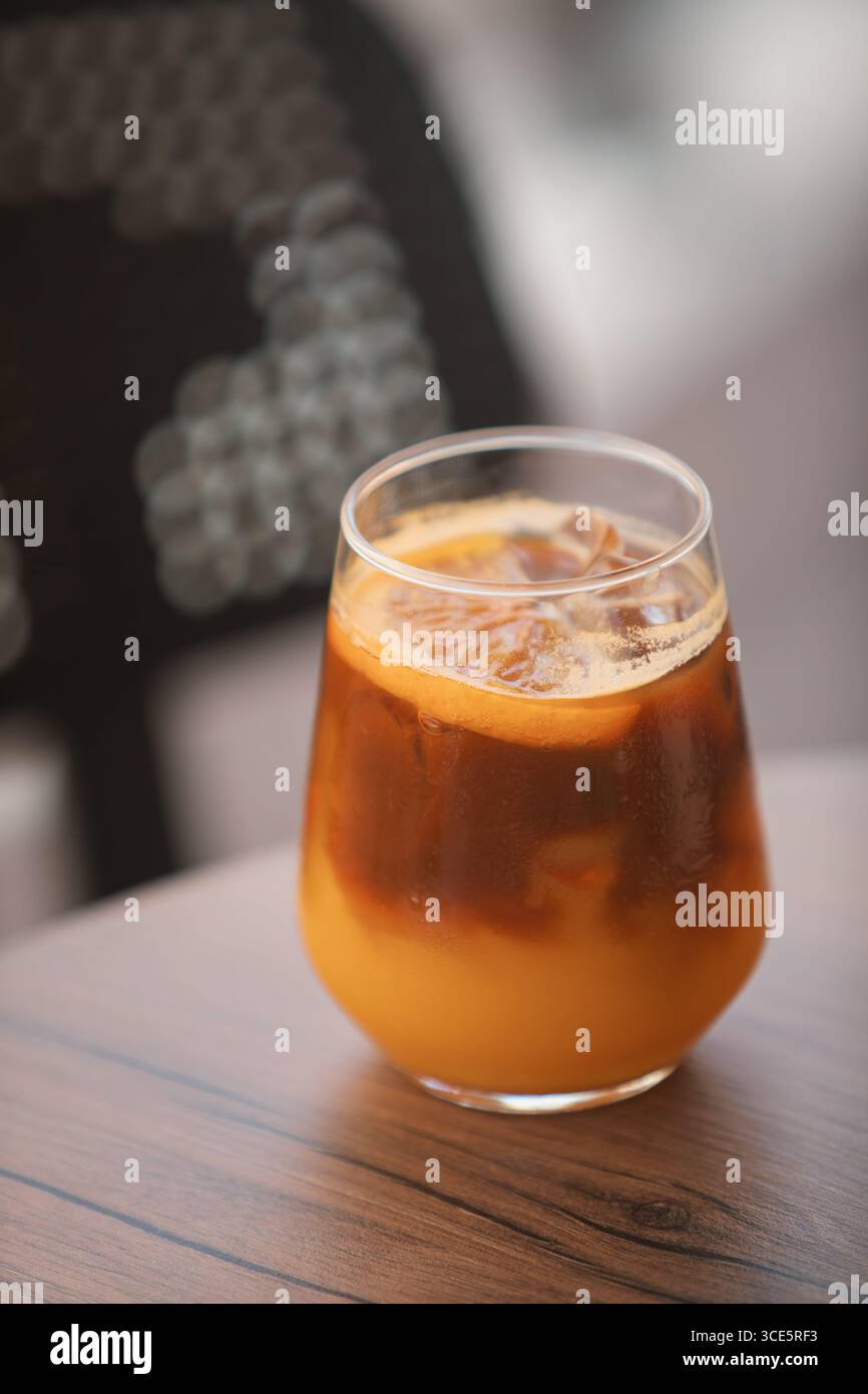 Primo piano di una bevanda ghiacciata al caffè su un tavolo di legno Foto Stock