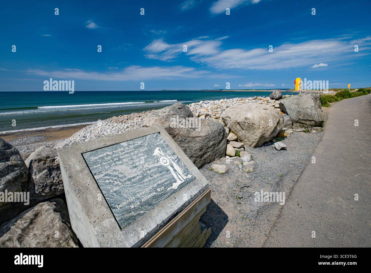 Estratto da una W.B. Yeats poem rosso Hanrahan di canzone sull' Irlanda incisa nella pietra sul litorale a Strandhill, nella contea di Sligo, Connacht, Irlanda Foto Stock