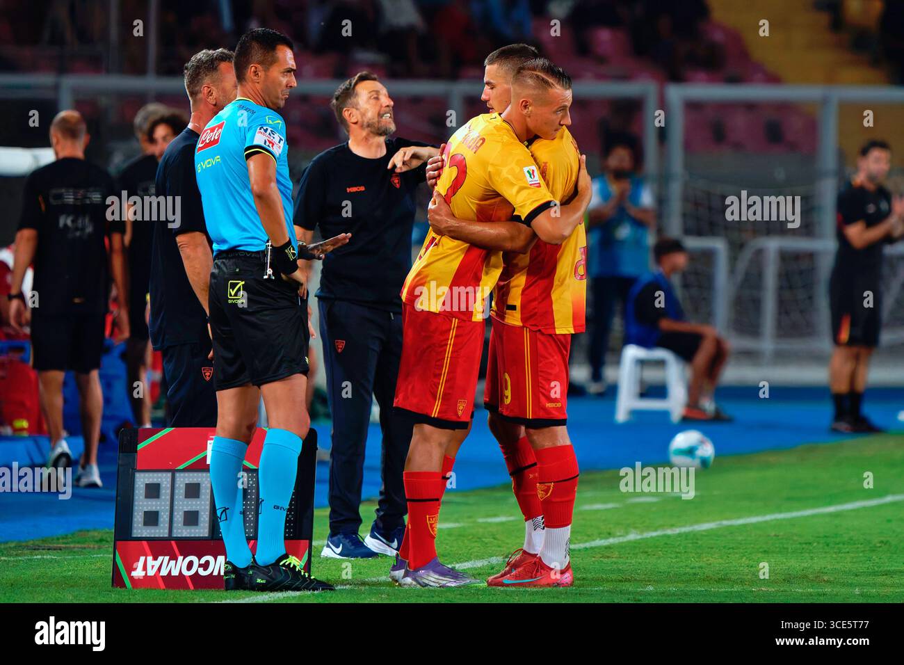 Lecce, Italia. 15 agosto 2025. Nikola Krstovic di US Lecce e Francesco Camarda di US Lecce durante US Lecce vs SS Juve Stabia, partita di Coppa Italia a Lecce, Italia, 15 agosto 2025 Credit: Independent Photo Agency/Alamy Live News Foto Stock