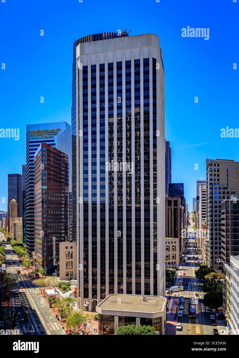 Una vista aerea dall'affollato mercato e California Street con torreggianti grattacieli iconici, un paesaggio urbano per eccellenza di San Francisco in California Foto Stock