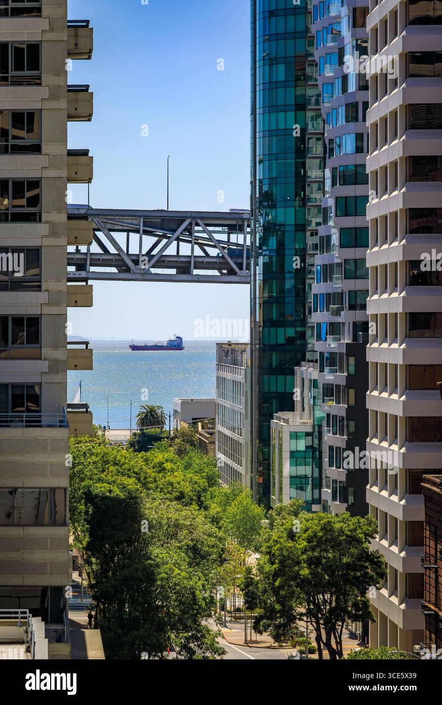 Grattacieli, vista su una strada cittadina nel quartiere SOMA e su una parte dell'ingresso del Bay Bridge a San Francisco, California Foto Stock