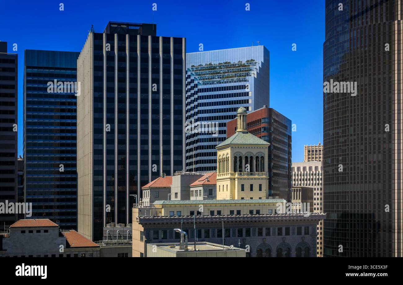 Grattacieli in una strada cittadina nel quartiere SOMA di San Francisco, California Foto Stock