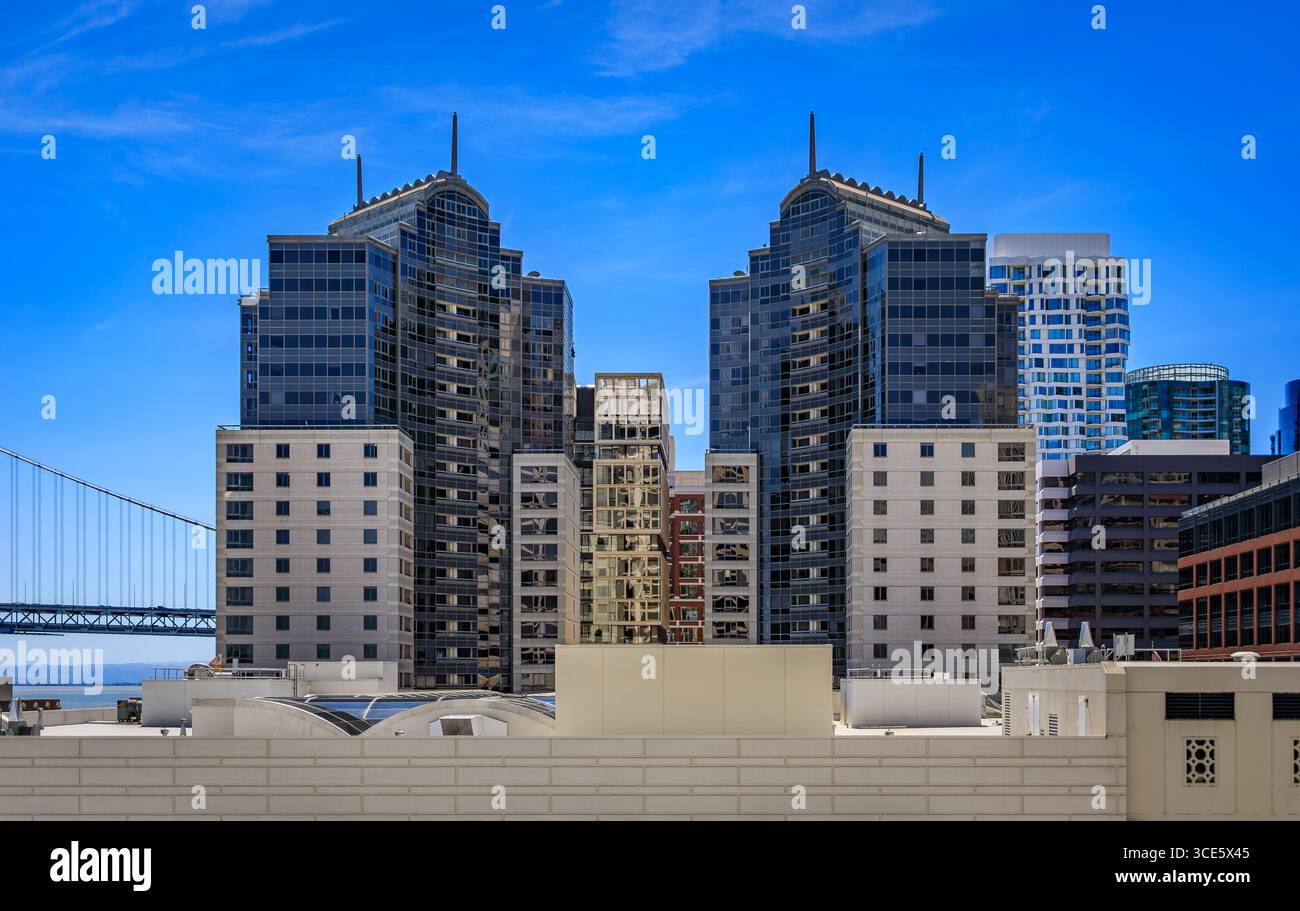 Grattacieli, vista su una strada cittadina nel quartiere SOMA e su una parte dell'ingresso del Bay Bridge a San Francisco, California Foto Stock