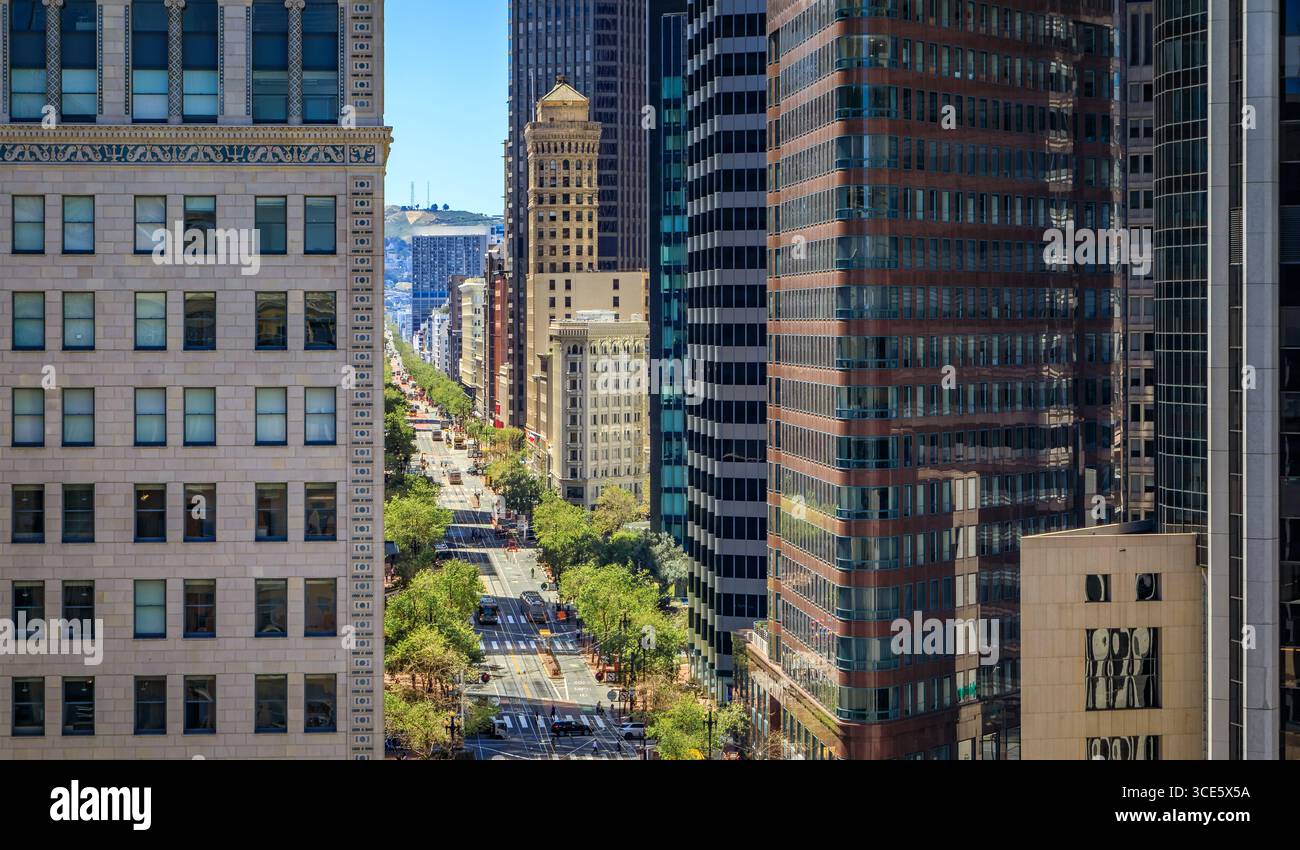 Una vista aerea lungo la trafficata Market Street con torreggianti grattacieli iconici, un paesaggio urbano per eccellenza di San Francisco in California Foto Stock