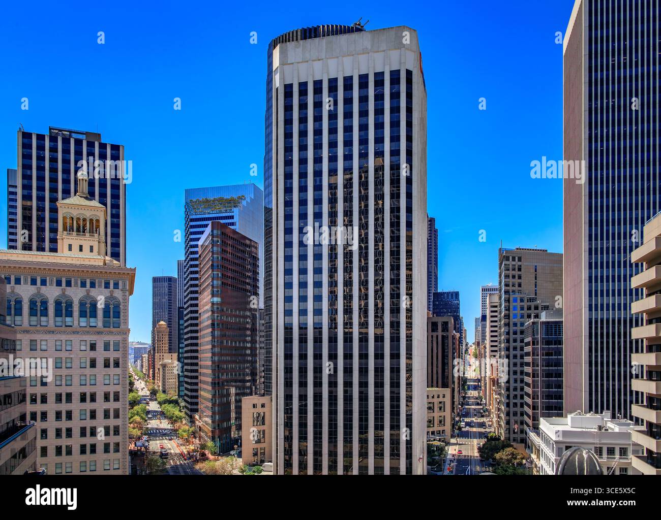 Una vista aerea dall'affollato mercato e California Street con torreggianti grattacieli iconici, un paesaggio urbano per eccellenza di San Francisco in California Foto Stock