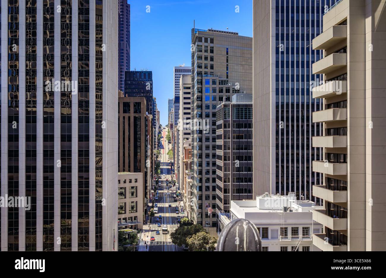 Una vista aerea lungo la trafficata California Street con torreggianti grattacieli iconici, un paesaggio urbano per eccellenza di San Francisco in California Foto Stock