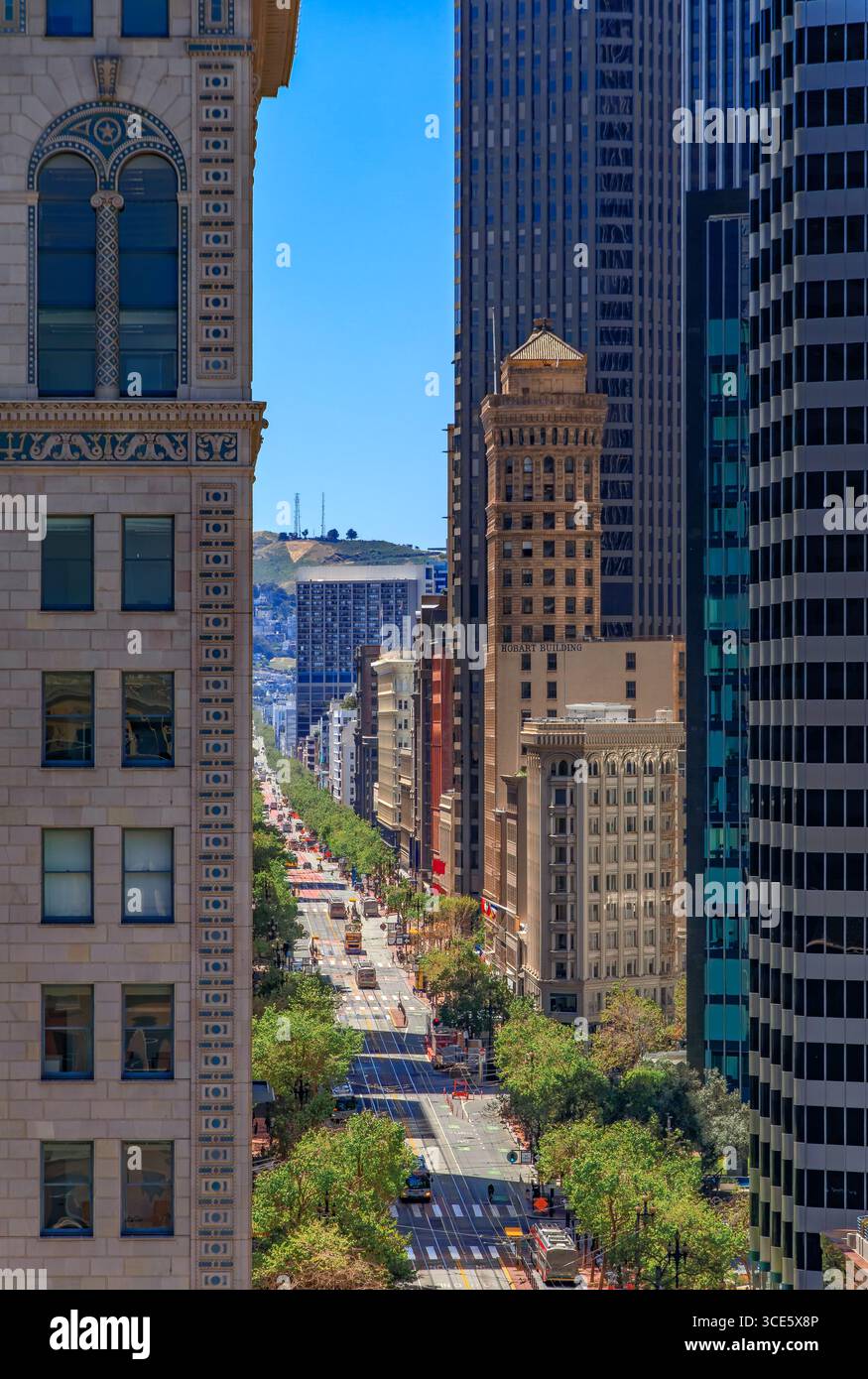 Una vista aerea lungo la trafficata Market Street con torreggianti grattacieli iconici, un paesaggio urbano per eccellenza di San Francisco in California Foto Stock