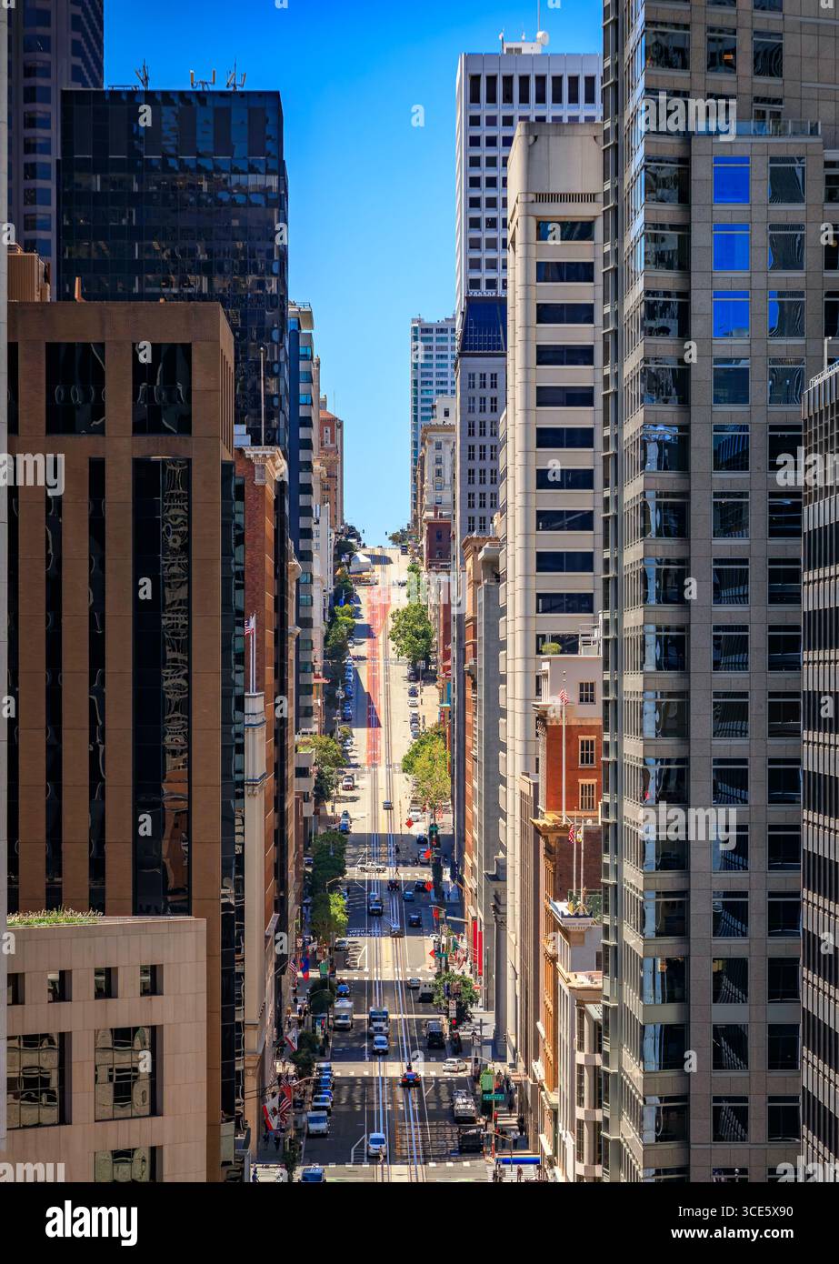 Una vista aerea lungo la trafficata California Street con torreggianti grattacieli iconici, un paesaggio urbano per eccellenza di San Francisco in California Foto Stock