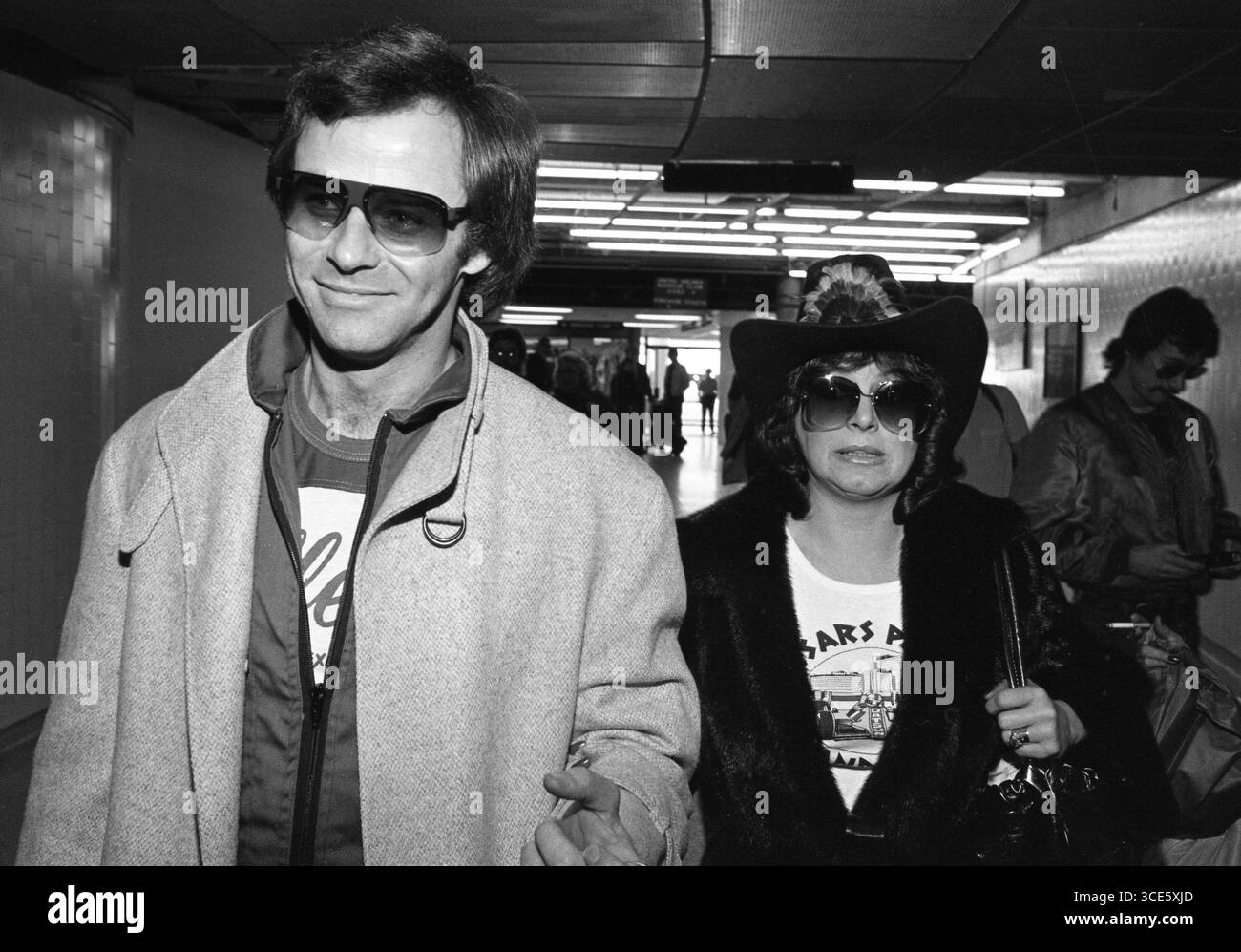 Tristan Rogers e la moglie Barbara Meale all'aeroporto di Los Angeles nel febbraio 1982 credito: Ralph Dominguez/MediaPunch Foto Stock