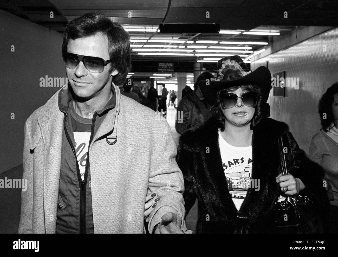 Tristan Rogers e la moglie Barbara Meale all'aeroporto di Los Angeles nel febbraio 1982 credito: Ralph Dominguez/MediaPunch Foto Stock