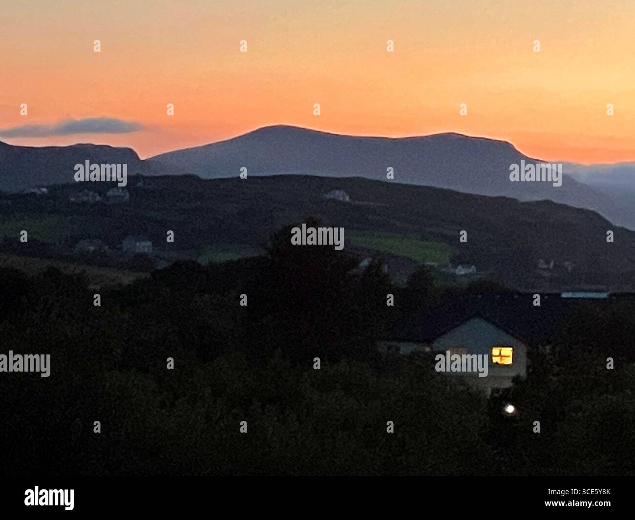 Luce per alloggi sociali su iin Ardara, Contea di Donegal, Irlanda. Zona rurale. Gaeltacht, luogo di lingua irlandese. Foto Stock