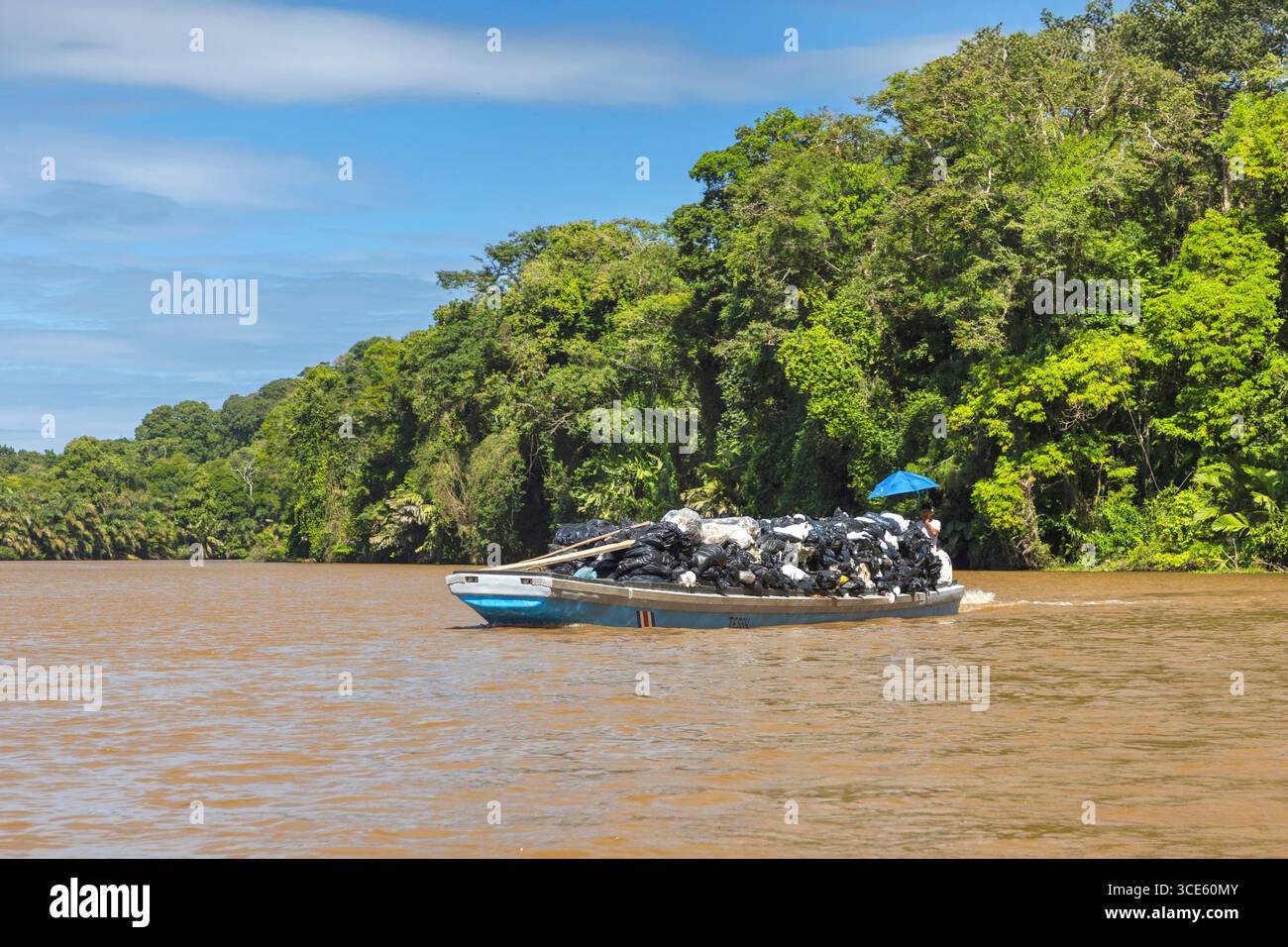 Smaltimento dei rifiuti in barca, Costa Rica, Limon, Parco Nazionale di Tortuguero, Parco Nazionale di Tortuguero Foto Stock