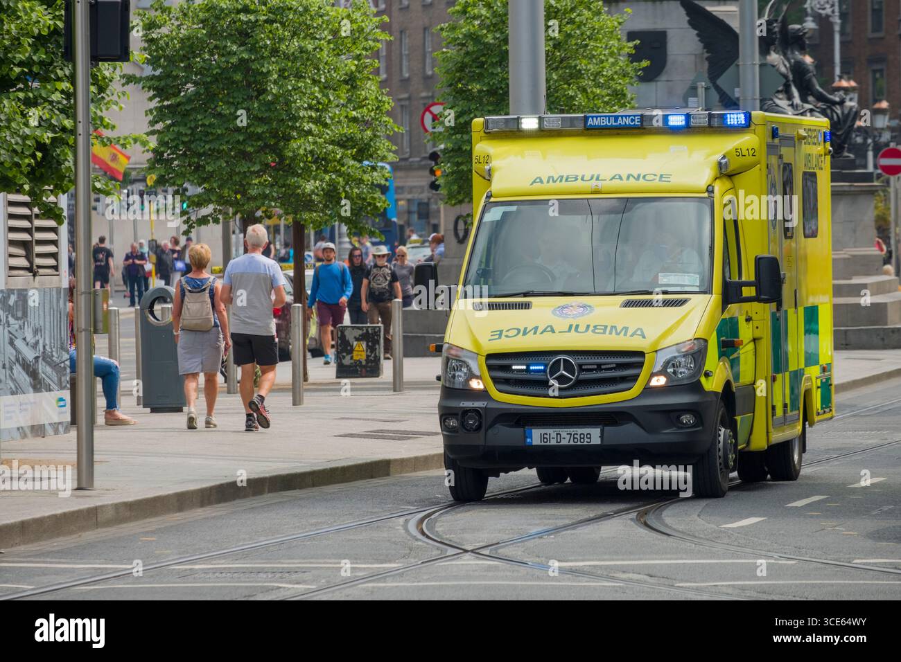 HSE Nazionale Servizio di ambulanza Mercedes-Benz Sprinter con alta visibilità marcature Battenburg, Dublino, Leinster, Irlanda Foto Stock