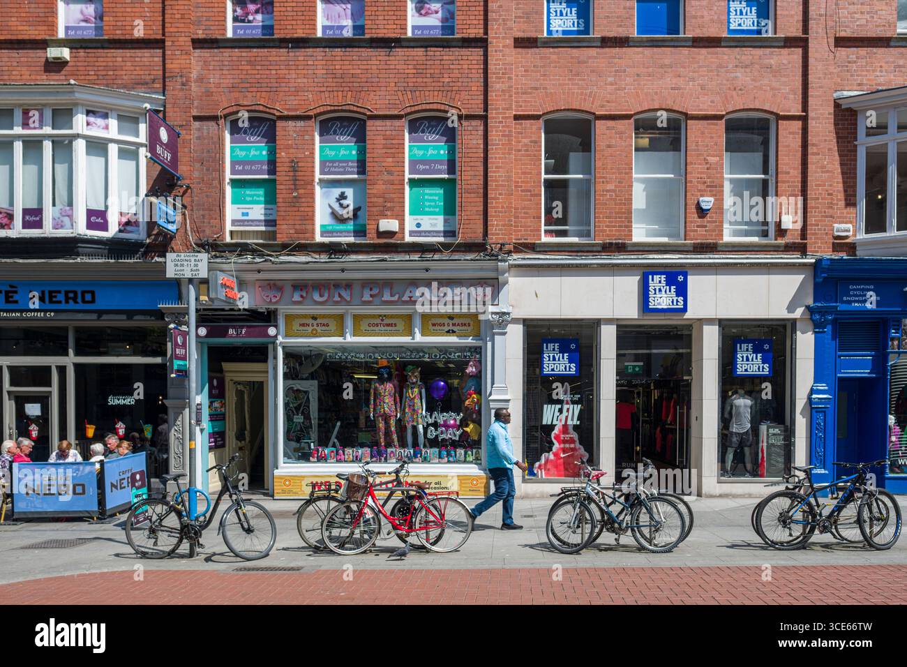 Lo stile di vita di sport e altri negozi lungo la King Street a sud di Dublino, il Leinster, Irlanda Foto Stock