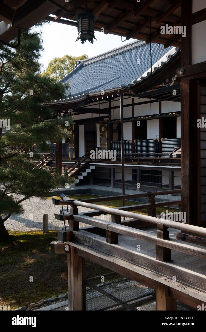 Murasame-no-roka (村雨の廊下) corridoio coperto con soffitto basso e "pavimento notturno" avvisa gli intrusi che producono spada, Daikakuji, Kyoto, Giappone. Foto Stock