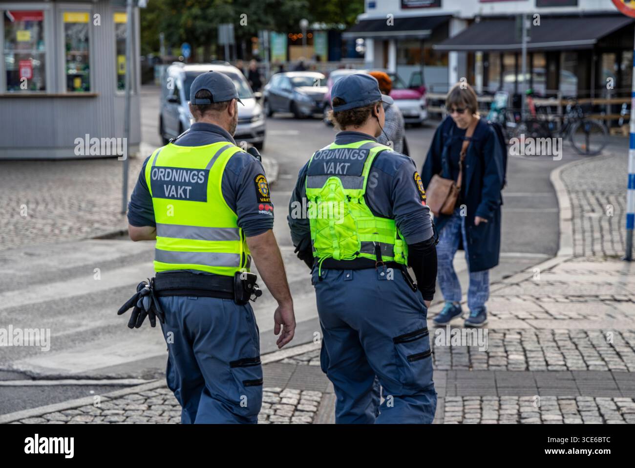 Centro di Goteborg, Svezia, Europa, due ufficiali di ordine pubblico Vakt maschi, sostituiti dall'autorità di polizia, di pattuglia in città Foto Stock