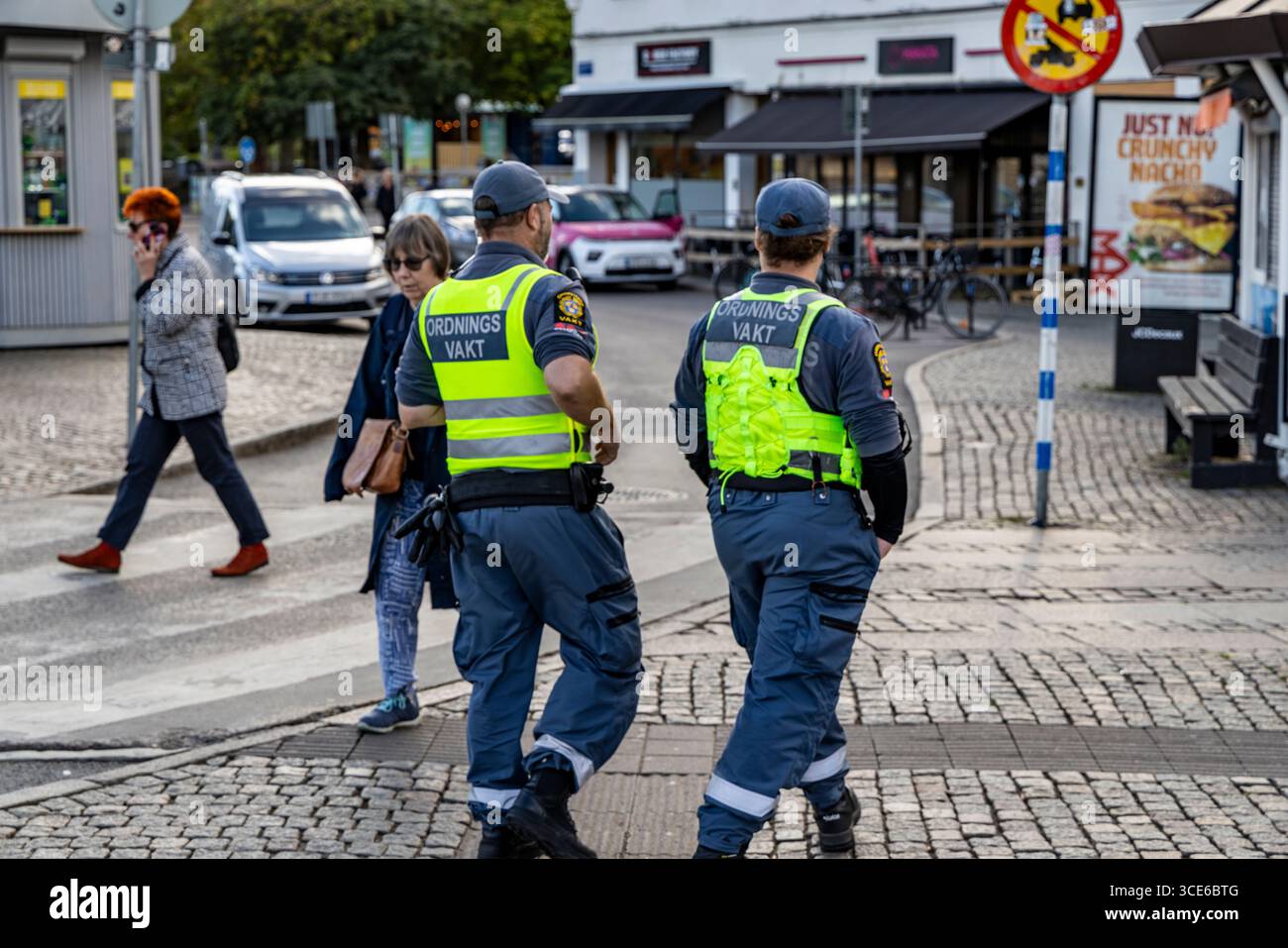 Centro di Goteborg, Svezia, Europa, due ufficiali di ordine pubblico Vakt maschi, sostituiti dall'autorità di polizia, di pattuglia in città Foto Stock
