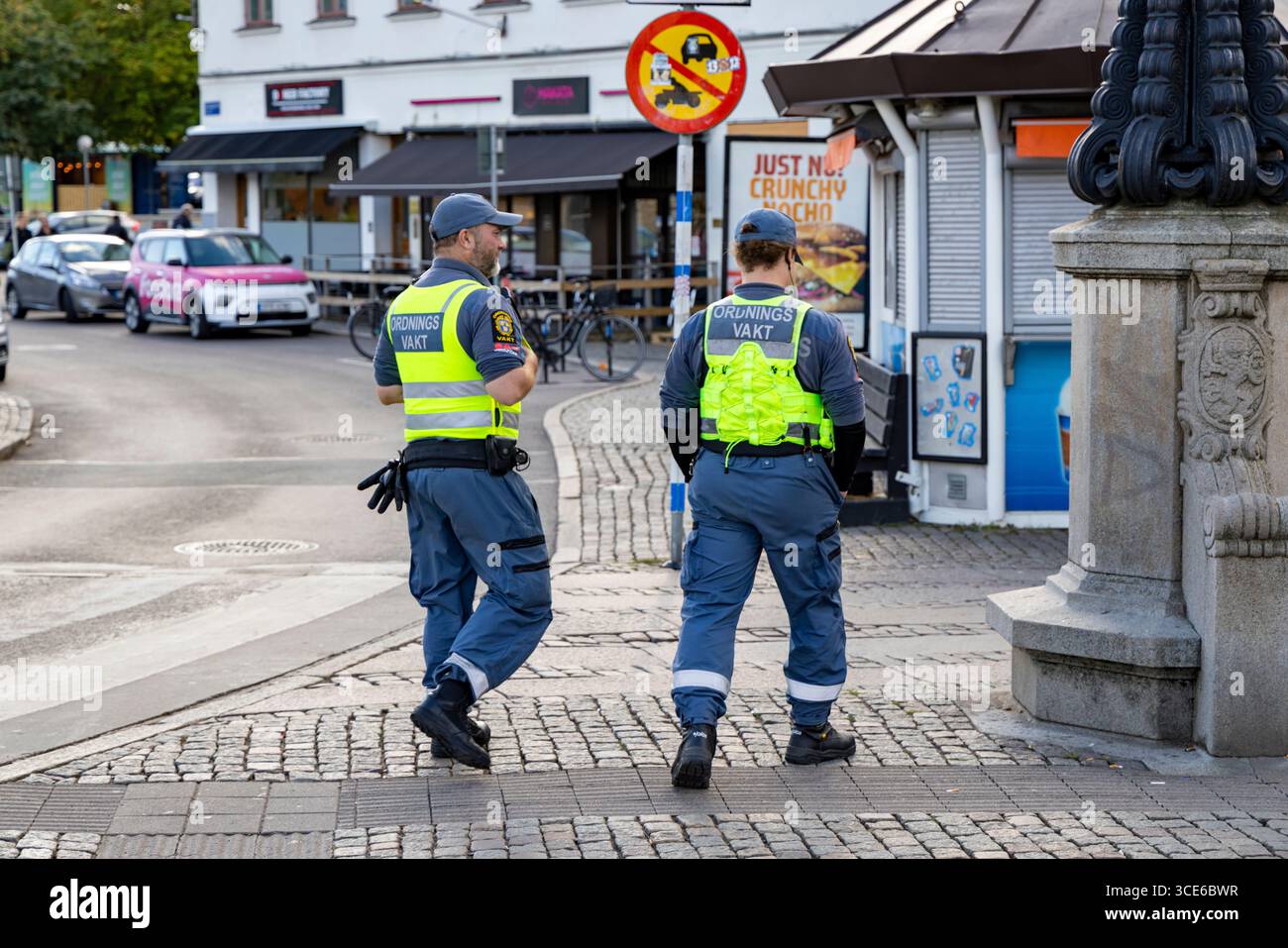 Centro di Goteborg, Svezia, Europa, due ufficiali di ordine pubblico Vakt maschi, sostituiti dall'autorità di polizia, di pattuglia in città Foto Stock
