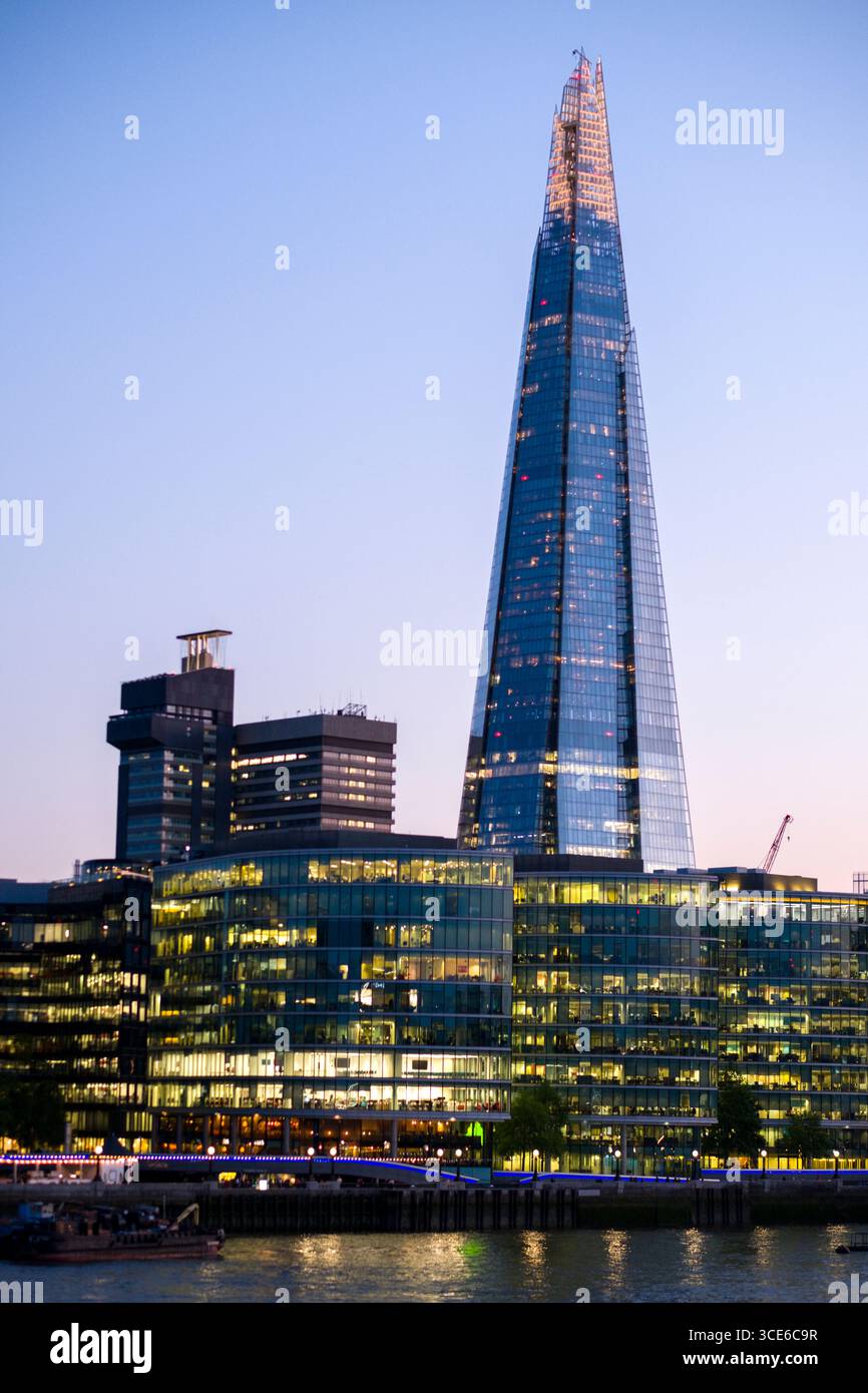 La Shard, una guglia simile a un grattacielo supertall al tramonto, Southwark, Londra, Inghilterra, Regno Unito Foto Stock La Shard, una guglia simile a un grattacielo supertall al tramonto, Southwark, Londra, Inghilterra, Regno Unito Foto Stock